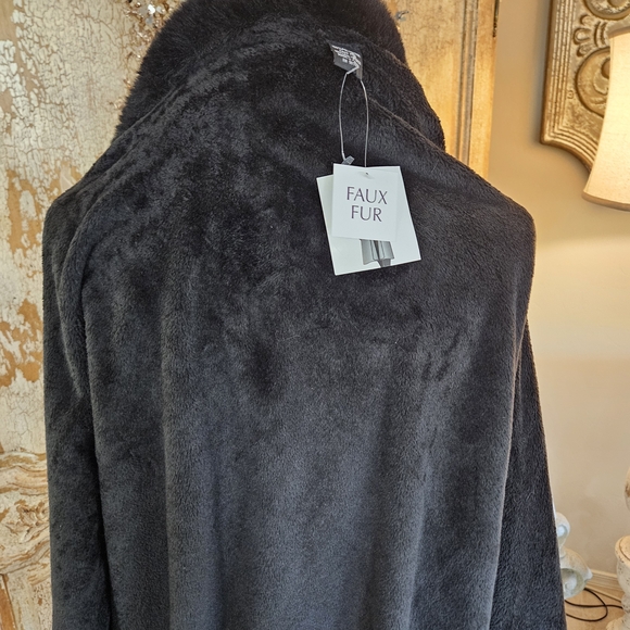 Elegant Black Faux Fur Cape - Picture 14 of 16